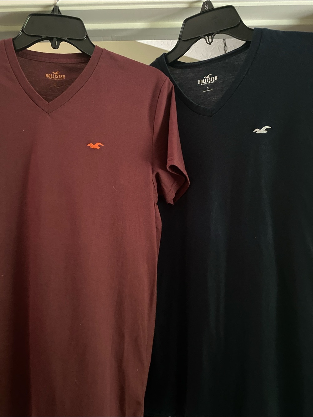 Hollister Men’s V-Neck T-Shirts Maroon & Navy Small